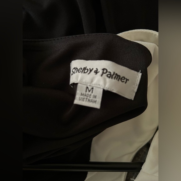 Black and white with a keyhole cut out in the back . - Picture 5 of 5